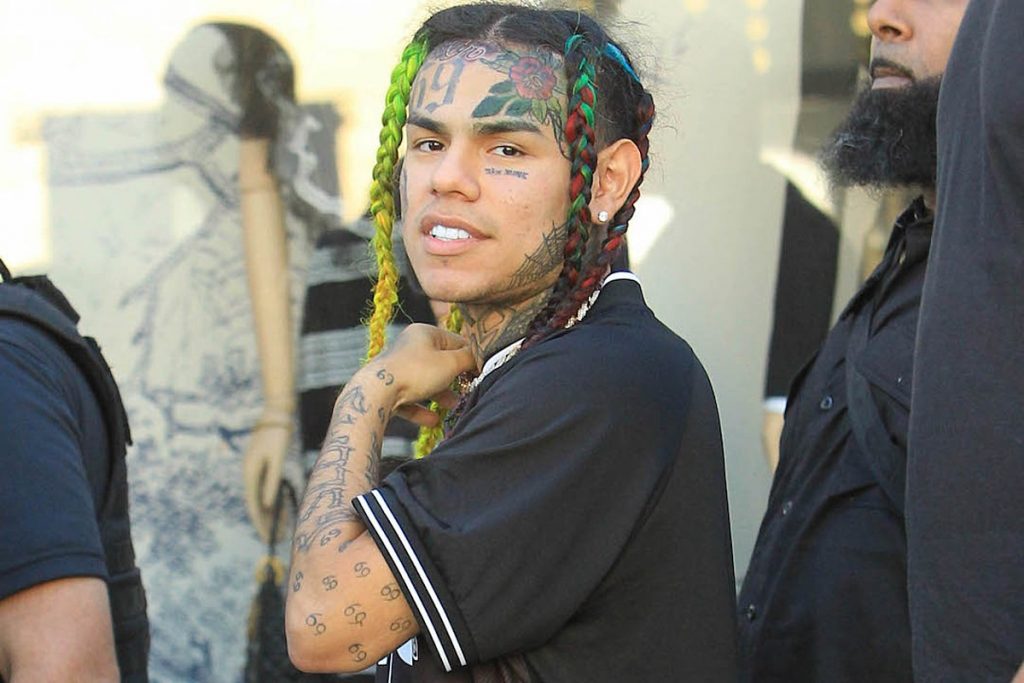 6ix9ine Says He’d Be Outside If He Wasn’t on House Arrest