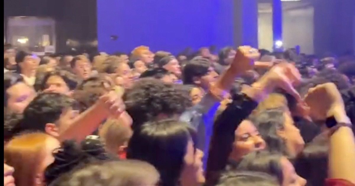DJ Plays Travis Scott Song at SZA Show, Crowd Boos Until It’s Changed – Watch