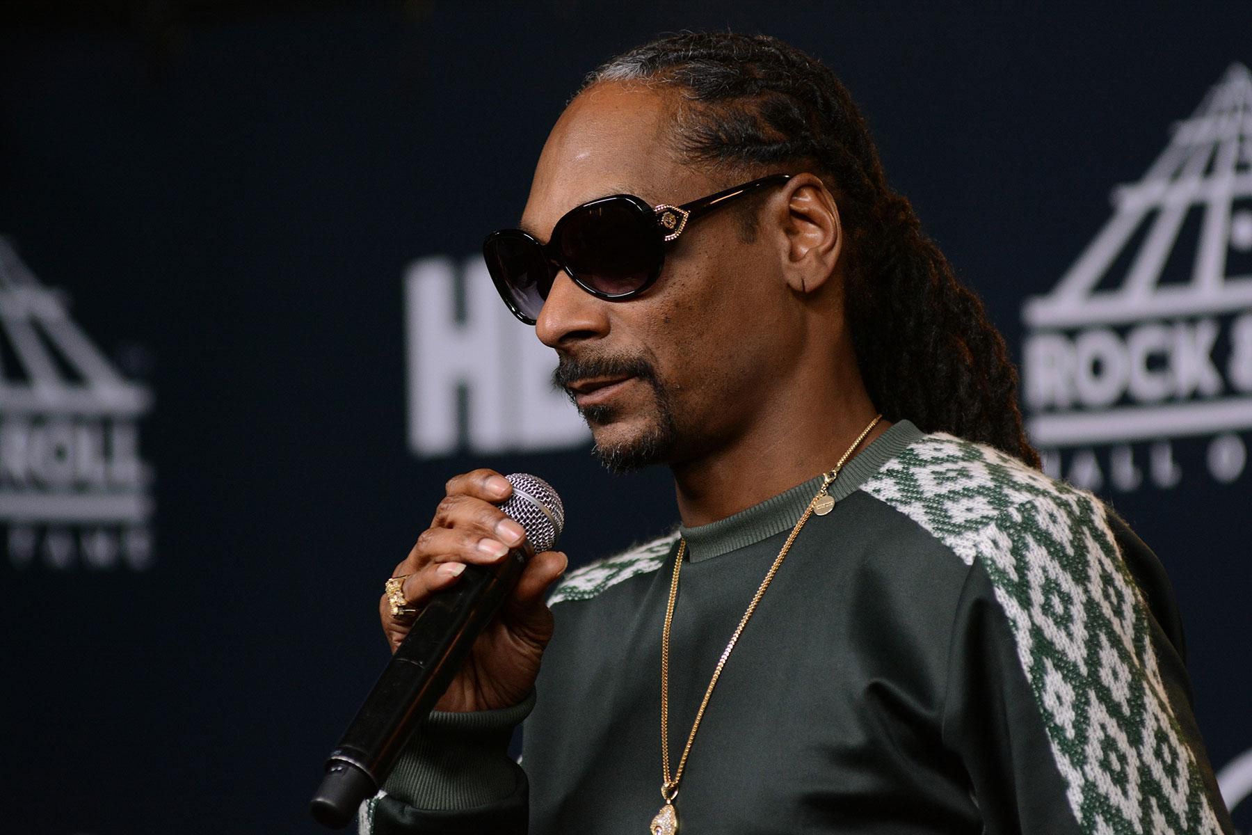 Snoop Dogg Says He Fainted When He Saw Tupac In Hospital After Shooting