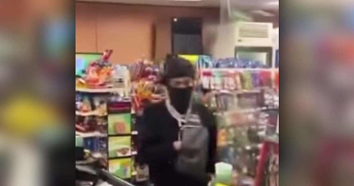 6ix9ine Resurfaces at Gas Station With No Security, Tells Workers He’s Lil Pump – Watch