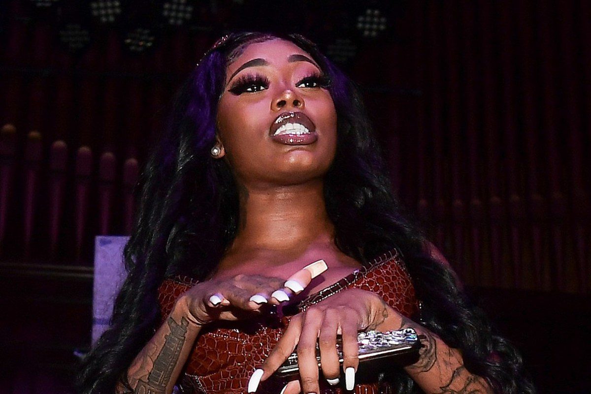 Asian Doll Gets Into a Physical Altercation After Someone Tries to Snatch Her Chain