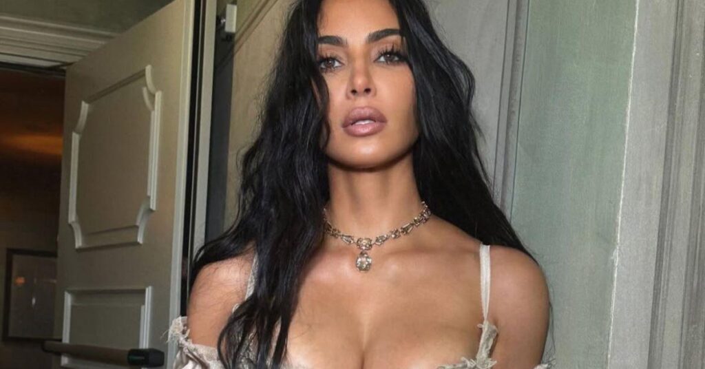 Kim Kardashian Wears Gorgeous Dress: Photos