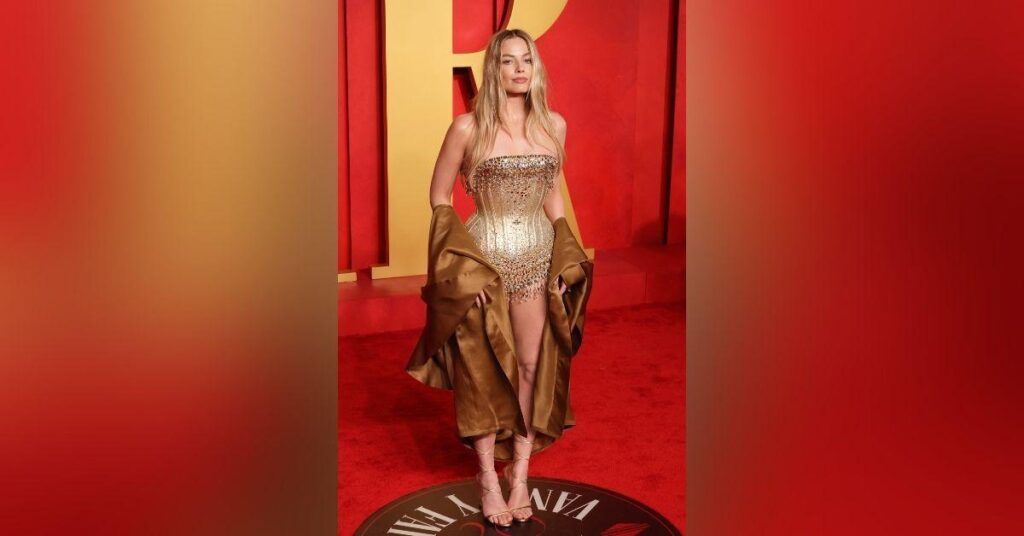 margot robbie sexiest outfits photos