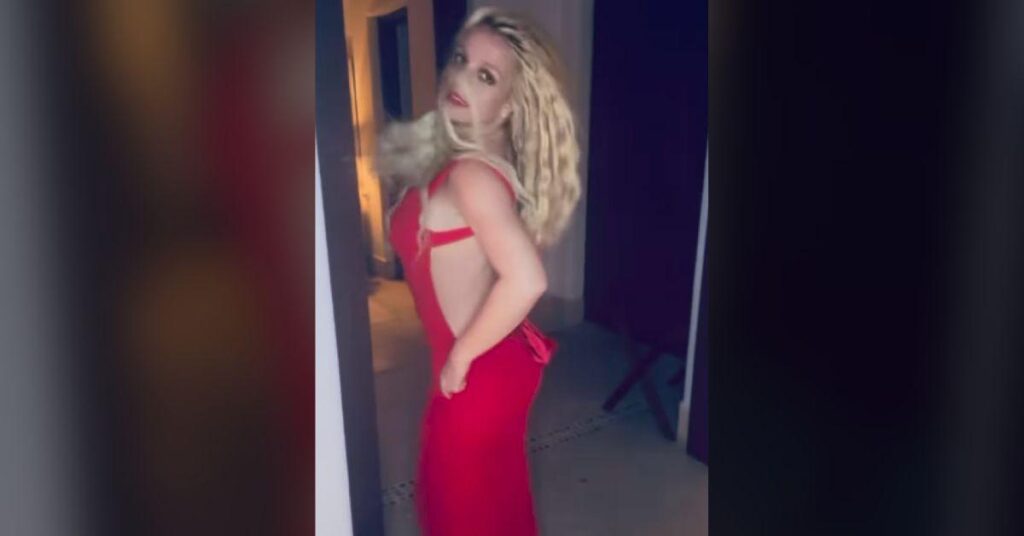 Image of Christina Aguilera and Britney Spears reportedly feuded while they were on 'TRL.'