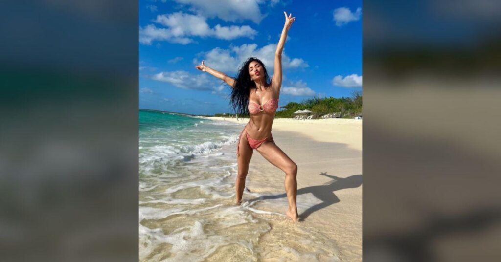 Image of Nicole Scherzinger flashed her toned abs by the water.