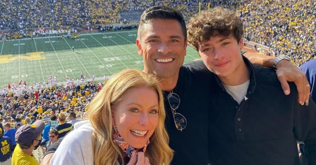 Image of Kelly Ripa and Mark Consuelos 'cut' their kids out of their annual Christmas card.