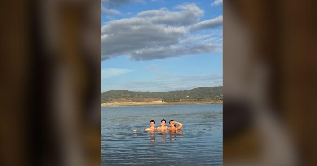 image of The British actress and her friends took a swim in the sea.