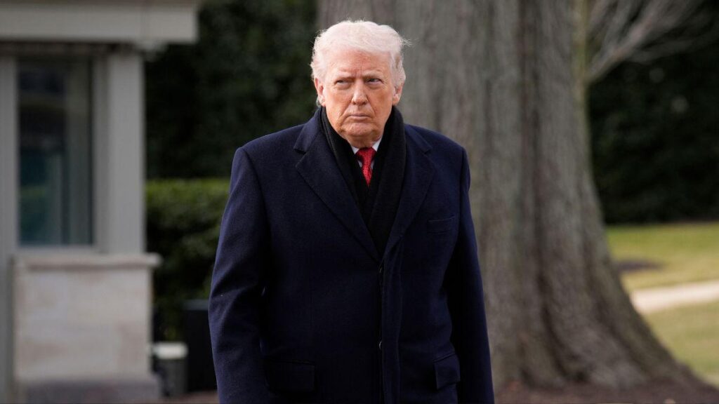 image of Trump publicly denied writing the letter or creating the drawing.