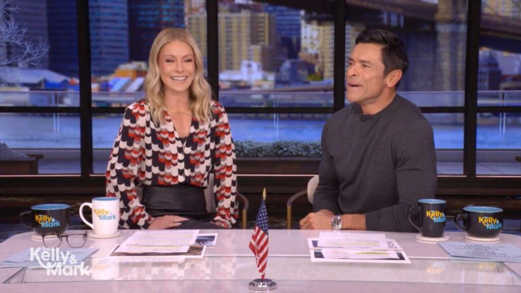 Image of Kelly Ripa and Mark Consuelos had an empty audience while hosting 'Live' during a snow storm.