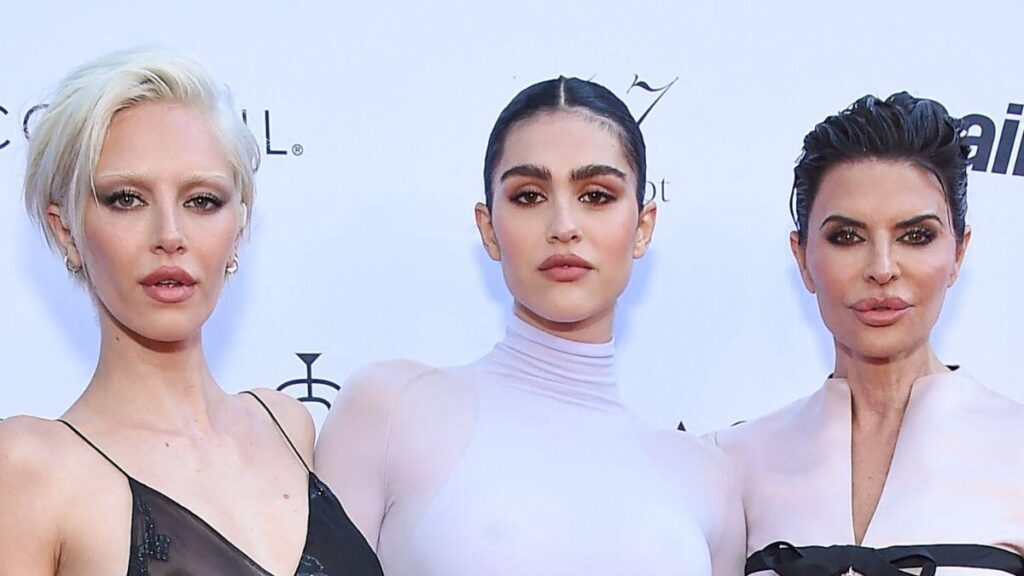 Image of Amelia Gray and Delilah Belle Hamlin are both in relationships.