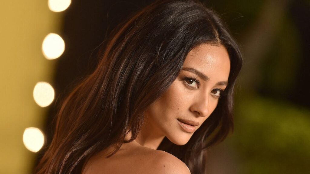 baywatch reboot cast stephen amell brooks nader