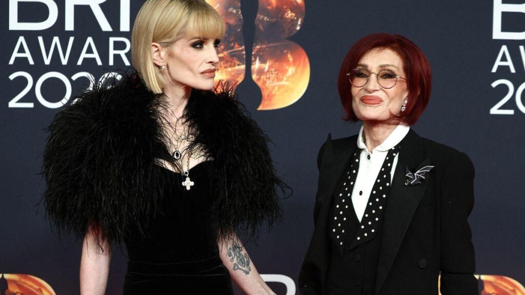 image of Kelly and Sharon Osbourne